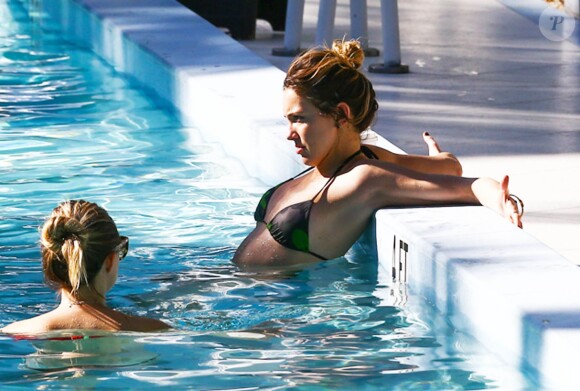 Exclusif - Katie Cassidy et ses amies se détendent à la piscine de la Soho Beach House. Miami, le 19 décembre 2014.