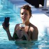 Exclusif - Katie Cassidy se baigne dans la piscine de la Soho Beach House à Miami, le 19 décembre 2014.