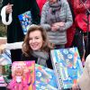 Valérie Trierweiler - Distribution des cadeaux de Noël aux enfants du Secours Populaire sur les Champs-Elysées à Paris, le 20 décembre 2014. 