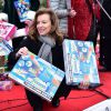 Valérie Trierweiler - Distribution des cadeaux de Noël aux enfants du Secours Populaire sur les Champs-Elysées à Paris, le 20 décembre 2014.