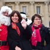 Anne Hidalgo et le Père Noël - Distribution des cadeaux de Noël aux enfants du Secours Populaire sur les Champs-Elysées à Paris, le 20 décembre 2014. 