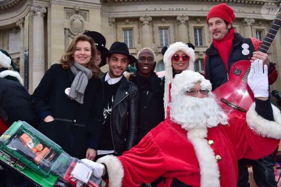 Valérie Trierweiler, Alban Bartoli, guest, Lââm, le Père Noël - Distribution des cadeaux de Noël aux enfants du Secours Populaire sur les Champs-Elysées à Paris, le 20 décembre 2014. 
