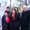 Anne Hidalgo, Marcel Campion, guest - Distribution des cadeaux de Noël aux enfants du Secours Populaire sur les Champs-Elysées à Paris, le 20 décembre 2014. 