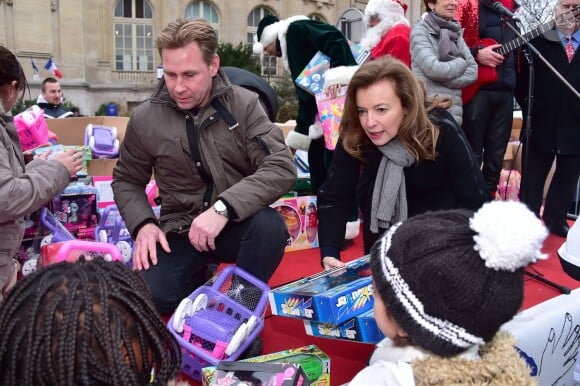 Valérie Trierweiler, guest - Distribution des cadeaux de Noël aux enfants du Secours Populaire sur les Champs-Elysées à Paris, le 20 décembre 2014.