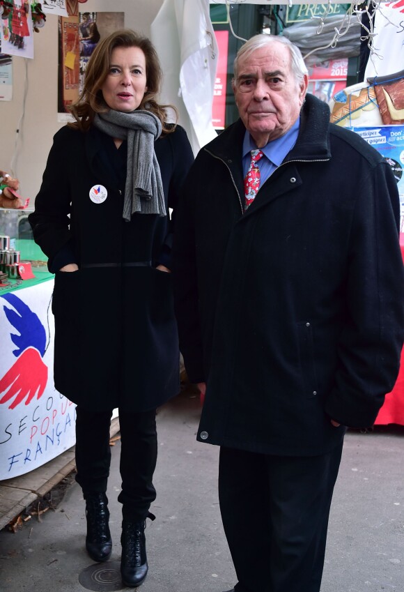 Valérie Trierweiler, Julien Lauprêtre (président du Secours Populaire français) - Distribution des cadeaux de Noël aux enfants du Secours Populaire sur les Champs-Elysées à Paris, le 20 décembre 2014. 