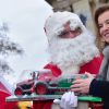 Valérie Trierweiler et le Père Noël - Distribution des cadeaux de Noël aux enfants du Secours Populaire sur les Champs-Elysées à Paris, le 20 décembre 2014. 