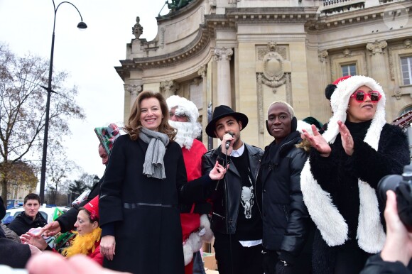 Valérie Trierweiler, Alban Bartoli, guest, Lââm - Distribution des cadeaux de Noël aux enfants du Secours Populaire sur les Champs-Elysées à Paris, le 20 décembre 2014. 