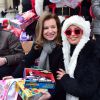 Valérie Trierweiler et Lââm - Distribution des cadeaux de Noël aux enfants du Secours Populaire sur les Champs-Elysées à Paris, le 20 décembre 2014. 