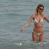 Martha Hunt, en bikini, profite d'un après-midi ensoleillé sur une plage de Miami. Le 21 décembre 2014.