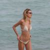 Martha Hunt, en bikini, profite d'un après-midi ensoleillé sur une plage de Miami. Le 21 décembre 2014.