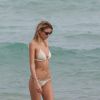 Martha Hunt, en bikini, profite d'un après-midi ensoleillé sur une plage de Miami. Le 21 décembre 2014.