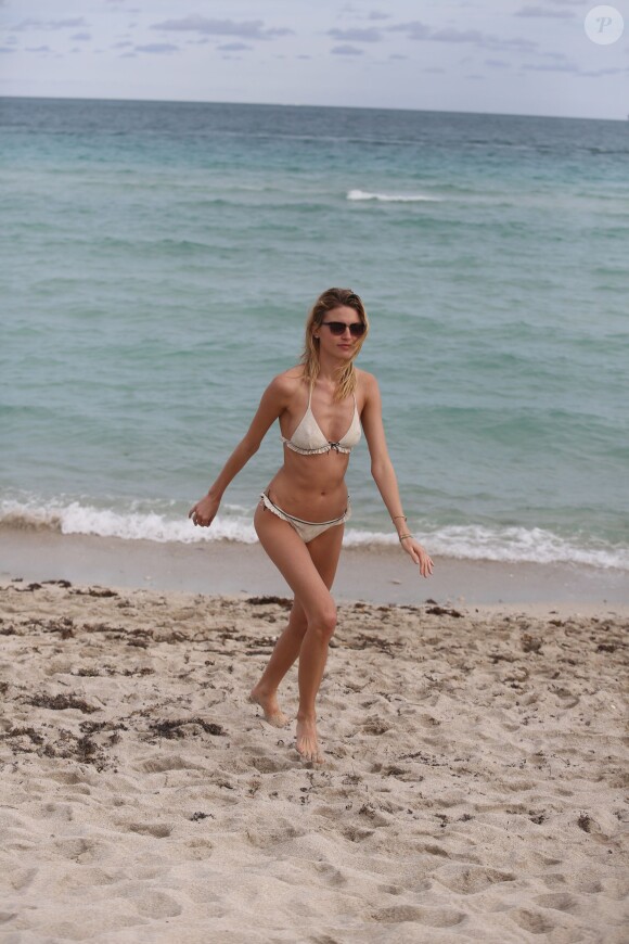 Martha Hunt, en bikini, profite d'un après-midi ensoleillé sur une plage de Miami. Le 21 décembre 2014.