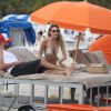 Le top model Martha Hunt et un ami se détendent sur une plage de South Beach, à Miami. Le 21 décembre 2014.