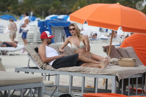 Le top model Martha Hunt et un ami se détendent sur une plage de South Beach, à Miami. Le 21 décembre 2014.