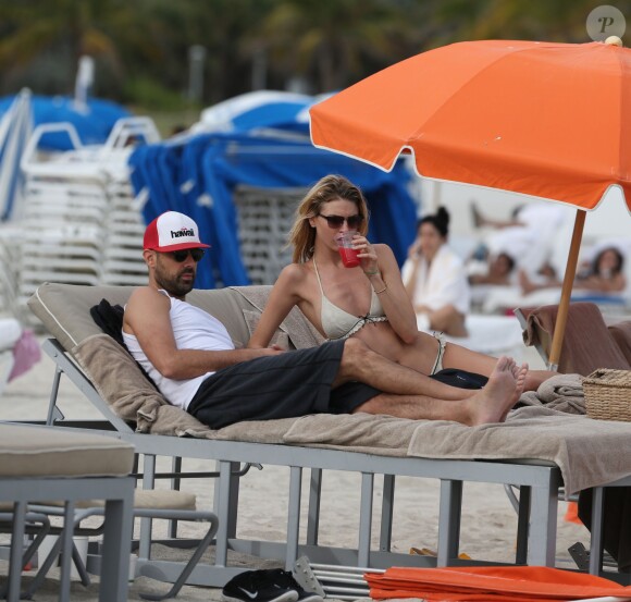 Le top model Martha Hunt et un ami se détendent sur une plage de South Beach, à Miami. Le 21 décembre 2014.