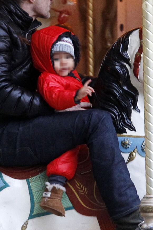 Exclusif - Balade en famille et tour de manège pour Olivier Martinez et sa femme Halle Berry avec leur fils Maceo à Paris le 22 décembre 2014. Le petit garçon vient pour la première fois en France.