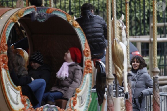 Exclusif - Balade en famille et tour de manège pour Olivier Martinez et sa femme Halle Berry avec leur fils Maceo à Paris le 22 décembre 2014. La belle Halle observe les hommes de sa vie