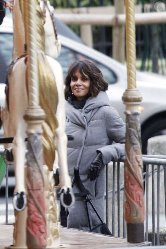 Exclusif - Balade en famille et tour de manège pour Olivier Martinez et sa femme Halle Berry avec leur fils Maceo à Paris le 22 décembre 2014. Regard tendre d'Halle Berry pour son fils et son mari