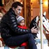 Exclusif - Balade en famille et tour de manège pour Olivier Martinez et sa femme Halle Berry avec leur fils Maceo à Paris le 22 décembre 2014. L'acteur porte sur ses genoux son adorable fils