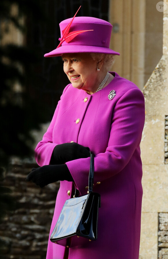 La reine Elizabeth II quittant l'église St Mary Magdalene le 25 décembre 2014. 
