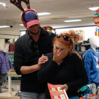 John Stamos : Déguisé en renne à Noël, il fait pleurer la cliente d'un magasin...