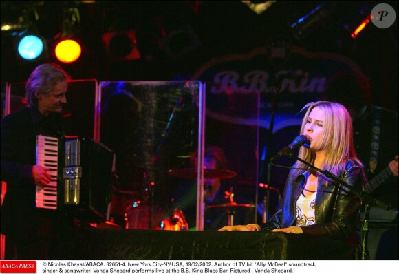 Vonda Shepard, chanteuse star d'Ally McBeal, en concert au B.B. King Blues Bar à New York en février 2002