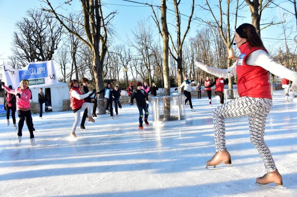 La patineuse Sarah Abitbol anime une séance de Ice Fitness avec Stéphane Rotenberg sur la patinoire de Noël des Champs-Elysées à Paris, le 29 décembre 2014.29/12/2014 - Paris