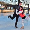 Sarah Abitbol et Stéphane Rotenberg animent une séance de Ice Fitness sur la patinoire de Noël des Champs-Elysées à Paris, le 29 décembre 2014.29/12/2014 - Paris