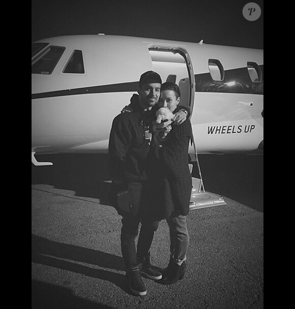Demi Lovato pose avec son petit ami, le comédien Wilmer Valderrama et son chien Buddy, le 24 décembre 2014.