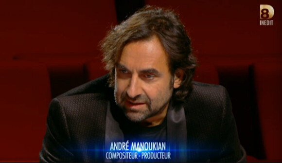 André Manoukian dans Nouvelle Star, au théâtre lors de l'épreuve des trios, le jeudi 1er janvier sur D8.