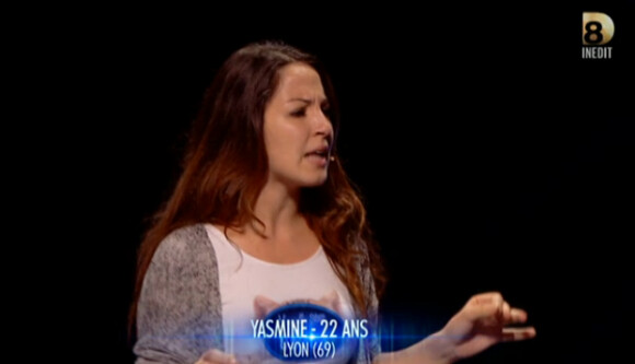 Yasmine dans Nouvelle Star, au théâtre lors de l'épreuve des trios, le jeudi 1er janvier sur D8.