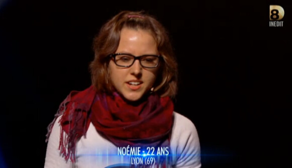 Noémie dans Nouvelle Star, au théâtre lors de l'épreuve des trios, le jeudi 1er janvier sur D8.