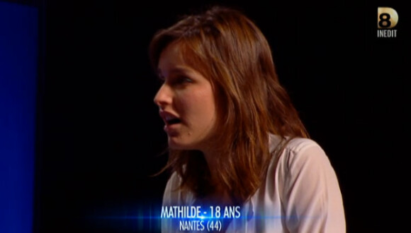 Mathilde dans Nouvelle Star, au théâtre lors de l'épreuve des trios, le jeudi 1er janvier sur D8.