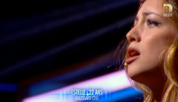 Estelle dans Nouvelle Star, au théâtre lors de l'épreuve des trios, le jeudi 1er janvier sur D8.