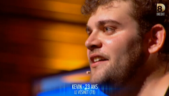 Kevin dans Nouvelle Star, au théâtre lors de l'épreuve des trios, le jeudi 1er janvier sur D8.