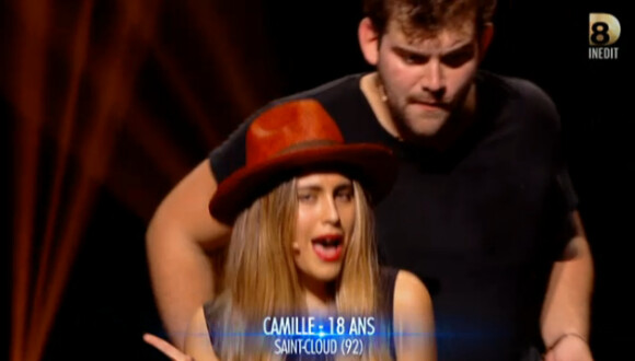 Camille dans Nouvelle Star, au théâtre lors de l'épreuve des trios, le jeudi 1er janvier sur D8.