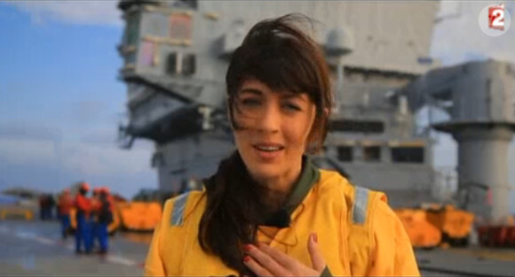 Nolwenn Leroy assiste au décollage d'un avion Rafale, dans l'émission Les stars fêtent les 15 ans du Charles-de-Gaulle, sur France 2, le jeudi 1er janvier 2014.