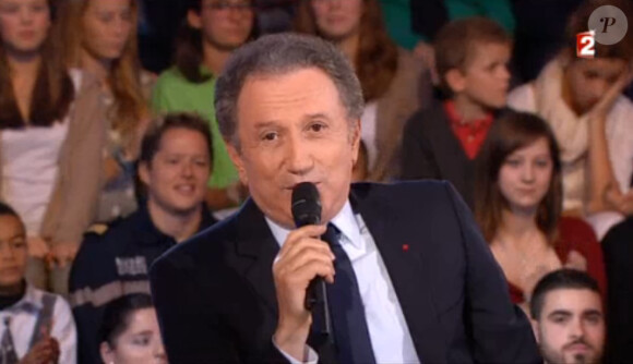 Michel Drucker sur le plateau de l'émission Les stars fêtent les 15 ans du Charles-de-Gaulle, sur France 2, le jeudi 1er janvier 2014.