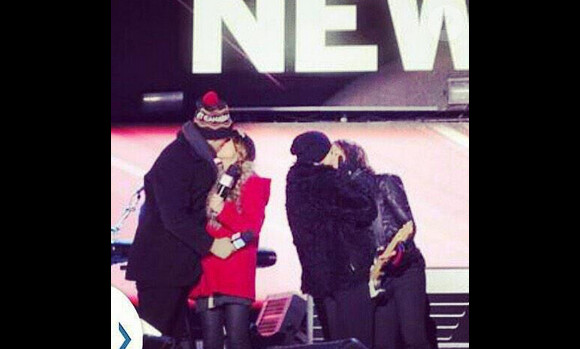 Keith Urban et sa femme Nicole Kidman se sont embrassés sur la scène lors d'un concert organisé au Canada, devant 60 000 personnes. Le 31 décembre 2014.