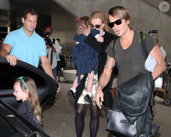 Nicole Kidman, son mari Keith Urban et leurs filles Sunday et Faith arrivent à l'aéroport LAX de Los Angeles.  