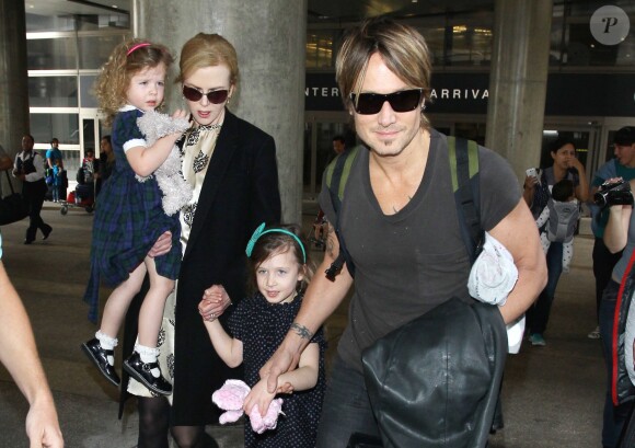 Nicole Kidman, son mari Keith Urban et leurs filles Sunday et Faith arrivent à l'aéroport LAX de Los Angeles. Le 3 juillet 2014  