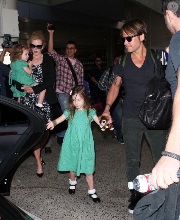 Nicole Kidman, son mari Keith Urban et leurs filles Sunday et Faith a l'aeroport de Los Angeles, le 2 janvier 2014.  Please hide children's face prior to the publication Nicole Kidman arriving on a flight at LAX airport in Los Angeles, California with her husband Keith Urban and their two daughters Faith & Sunday on January 2, 2014.02/01/2014 - Los Angeles