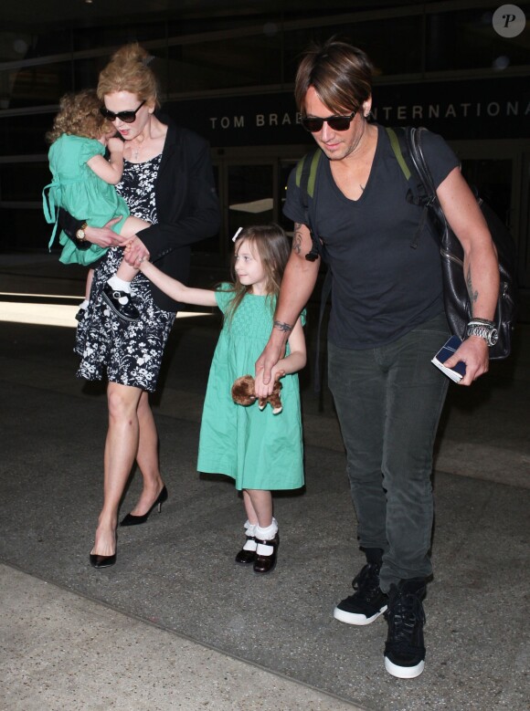 Nicole Kidman, son mari Keith Urban et leurs filles Sunday et Faith a l'aeroport de Los Angeles, le 2 janvier 2014.  Please hide children's face prior to the publication Nicole Kidman arriving on a flight at LAX airport in Los Angeles, California with her husband Keith Urban and their two daughters Faith & Sunday on January 2, 2014.02/01/2014 - Los Angeles