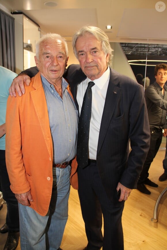 Jean-Pierre Beltoise et Jean-Paul Deresse lors de la conférence de presse du Mondial de l'Automobile au palais des Sports à Paris le 2 octobre 2014