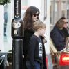 Liv Tyler avec son fils Milo et une grosse bague au doigt à Londres le 2 janvier 2015
