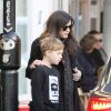 Liv Tyler avec son fils Milo et une grosse bague au doigt à Londres le 2 janvier 2015