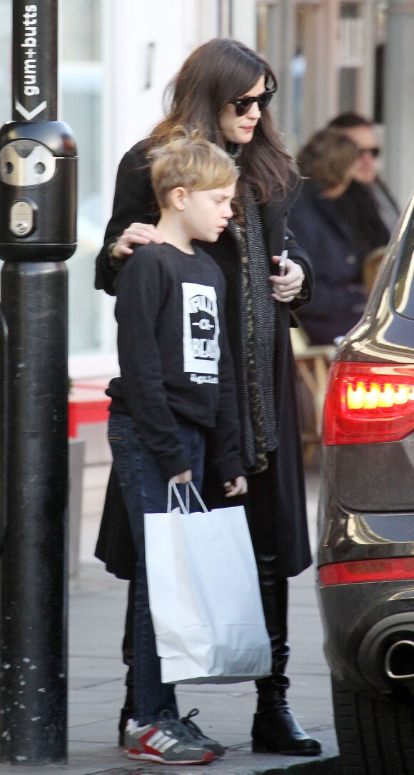 Liv Tyler avec son fils Milo et une grosse bague au doigt à Londres le 2 janvier 2015