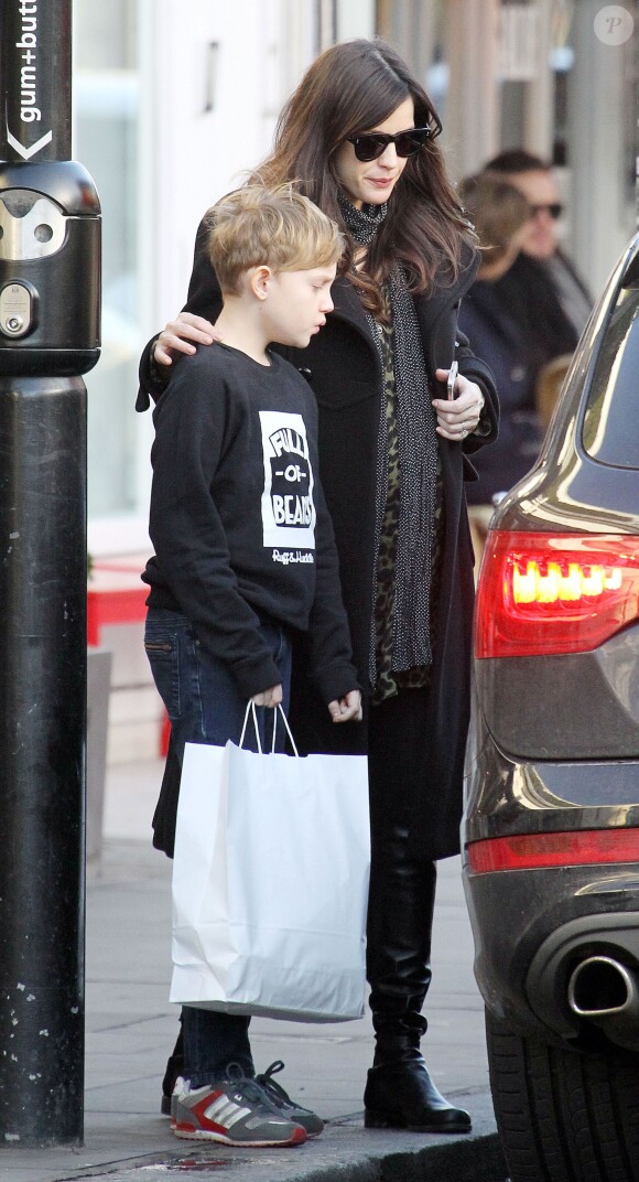 Liv Tyler avec son fils Milo et une grosse bague au doigt à Londres le 2 janvier 2015