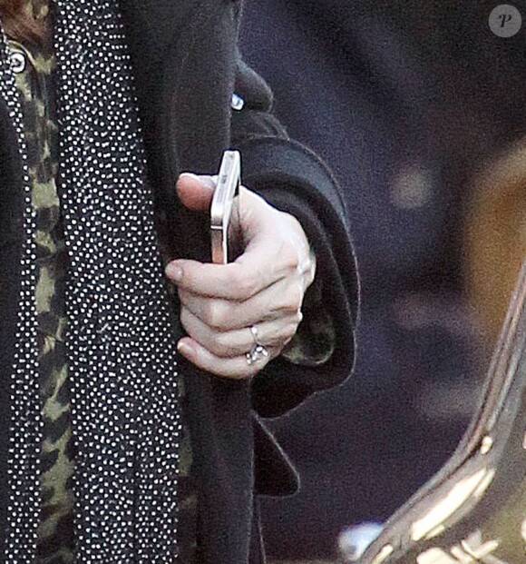 Liv Tyler, avec son fils Milo, affiche une grosse bague au doigt à Londres le 2 janvier 2015