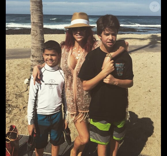 Perla Ferrar profite de quelques jours de vacances à Hawaï avec ses deux fils tandis que son futur ex-mari Slash vient de demander le divorce.